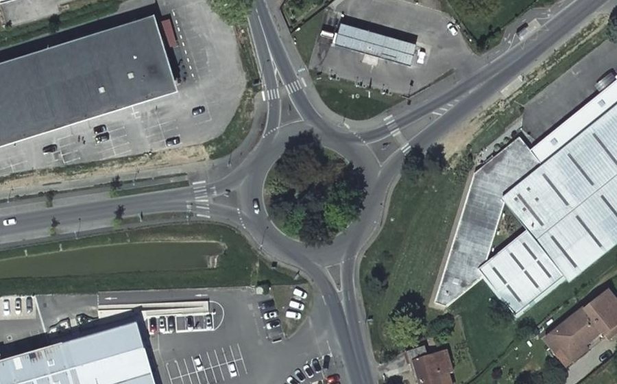 Vue aérienne du Rond-point anonyme n°51978671
