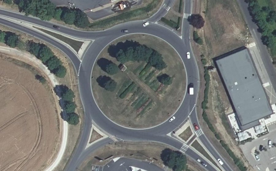 Vue aérienne du Rond-point anonyme n°51991523