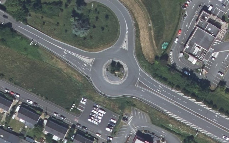 Vue aérienne du Rond-point anonyme n°520218581