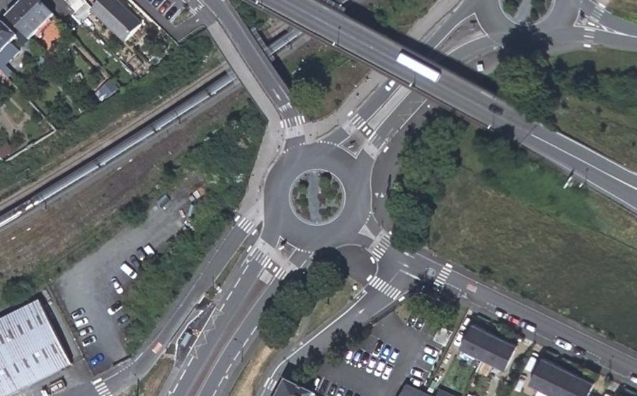 Vue aérienne du Rond-point anonyme n°520218590
