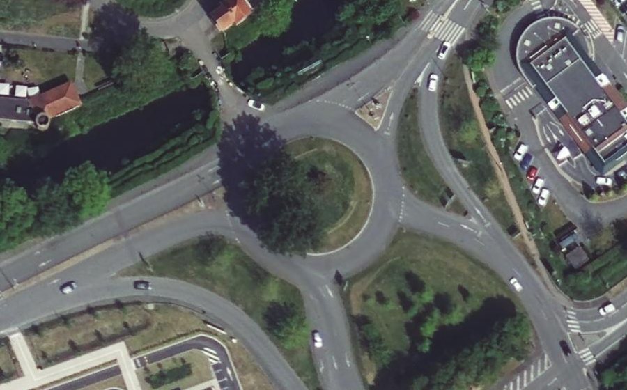 Vue aérienne du Rond-point anonyme n°52027252