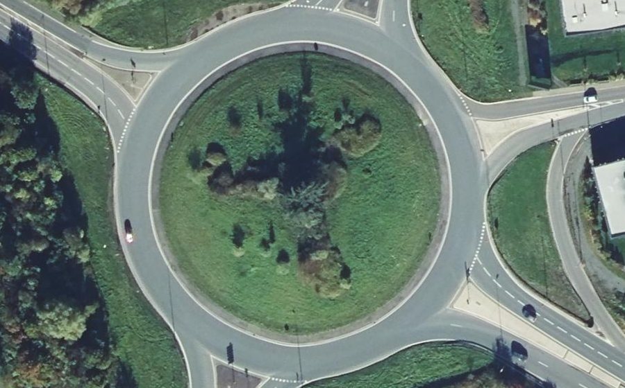 Vue aérienne du Rond-point anonyme n°52047508