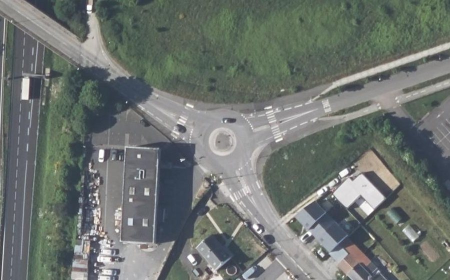 Vue aérienne du Rond-point anonyme n°520560331