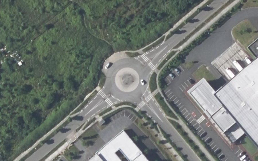 Vue aérienne du Rond-point anonyme n°520560334