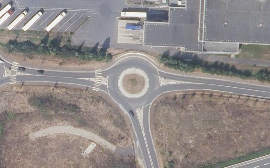 Vue aérienne du Rond-point anonyme n°520578411