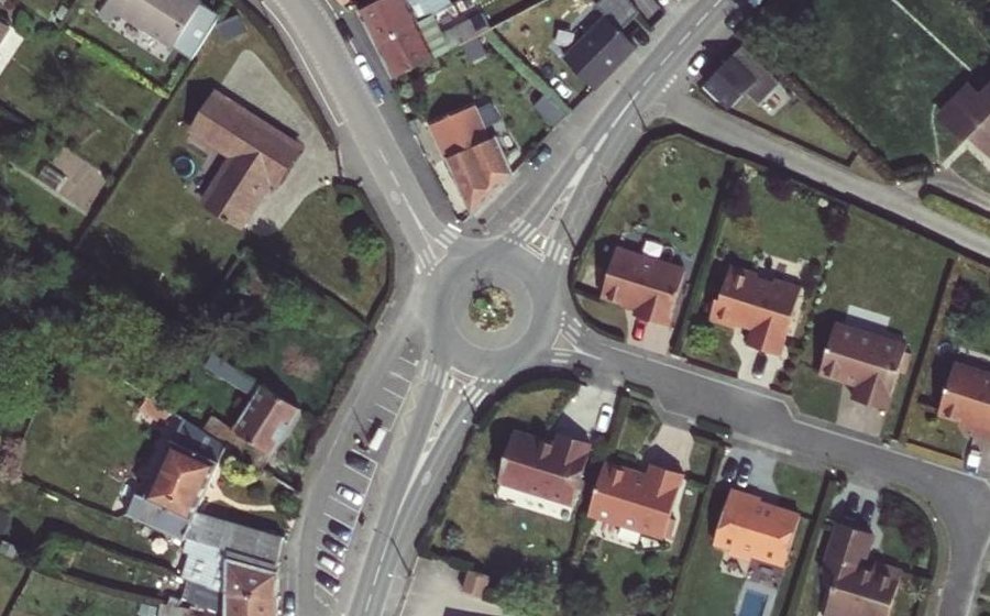 Vue aérienne du Rond-point anonyme n°52071125