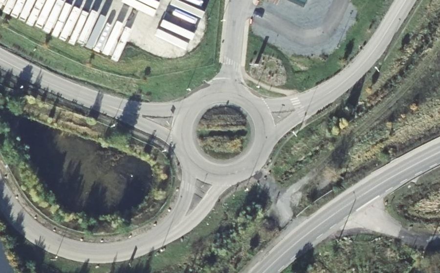 Vue aérienne du Rond-point anonyme n°520804585