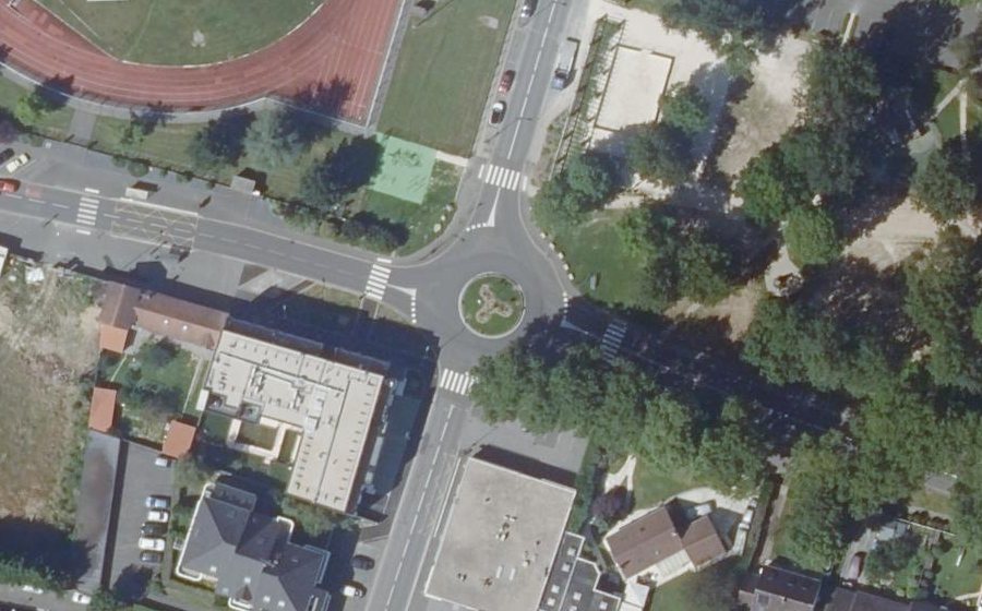 Vue aérienne du Rond-point anonyme n°520821142