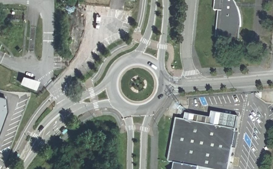 Vue aérienne du Rond-point anonyme n°52102584