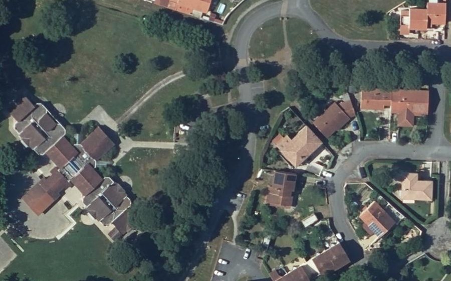 Vue aérienne du Rond-point anonyme n°52120178