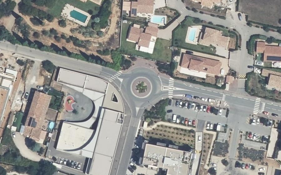 Vue aérienne du Rond-point anonyme n°521270202