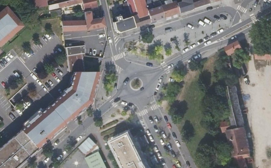 Vue aérienne du Rond-point anonyme n°52128515