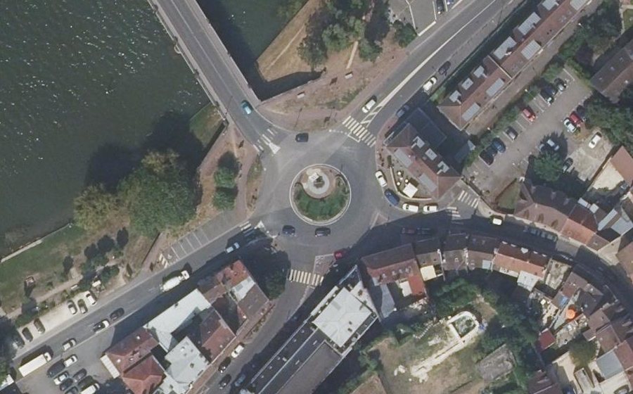 Vue aérienne du Rond-point anonyme n°52129285