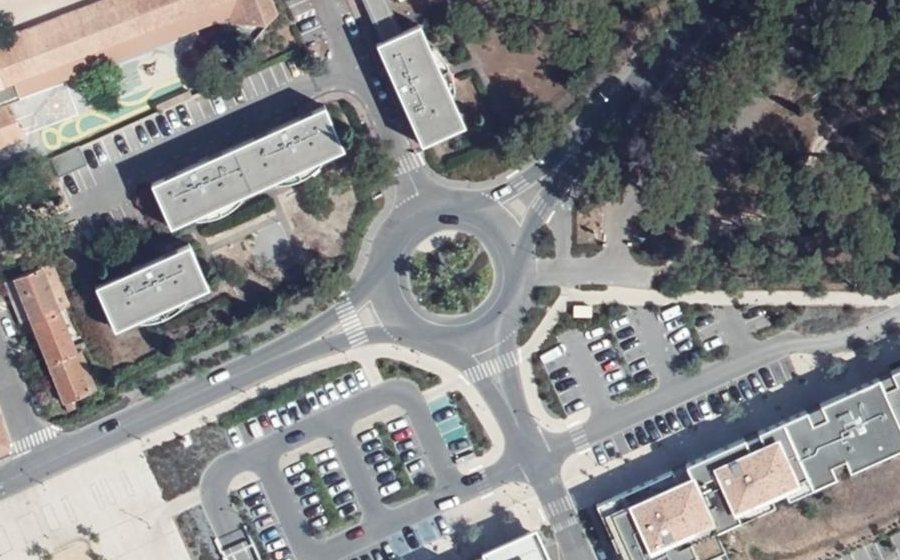 Vue aérienne du Rond-point anonyme n°521438981
