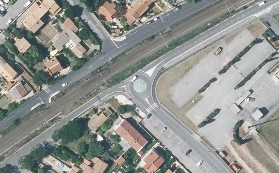 Vue aérienne du Rond-point anonyme n°52153953