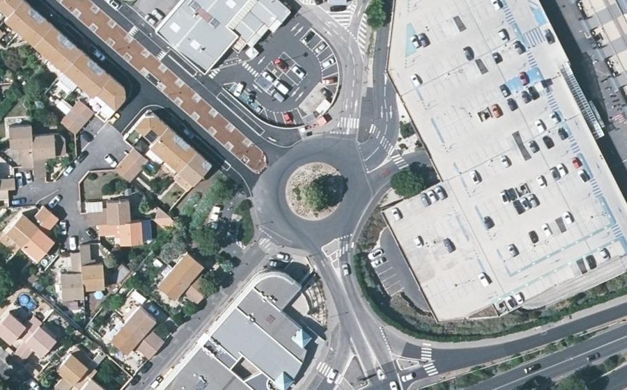Vue aérienne du Rond-point anonyme n°52154593