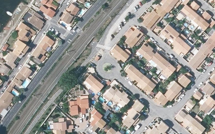 Vue aérienne du Rond-point anonyme n°52154894