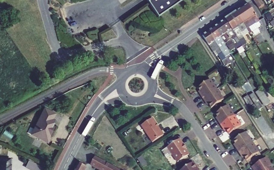 Vue aérienne du Rond-point anonyme n°52156326