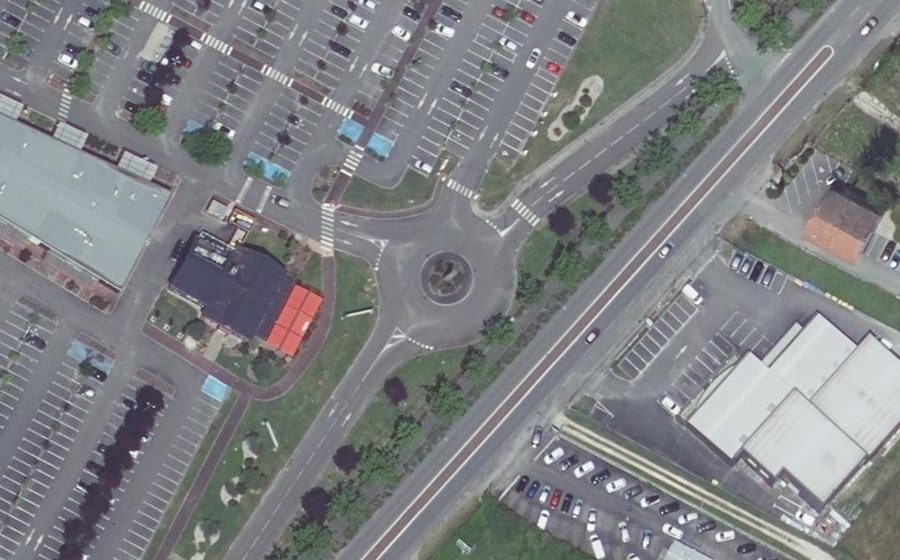 Vue aérienne du Rond-point anonyme n°521647864