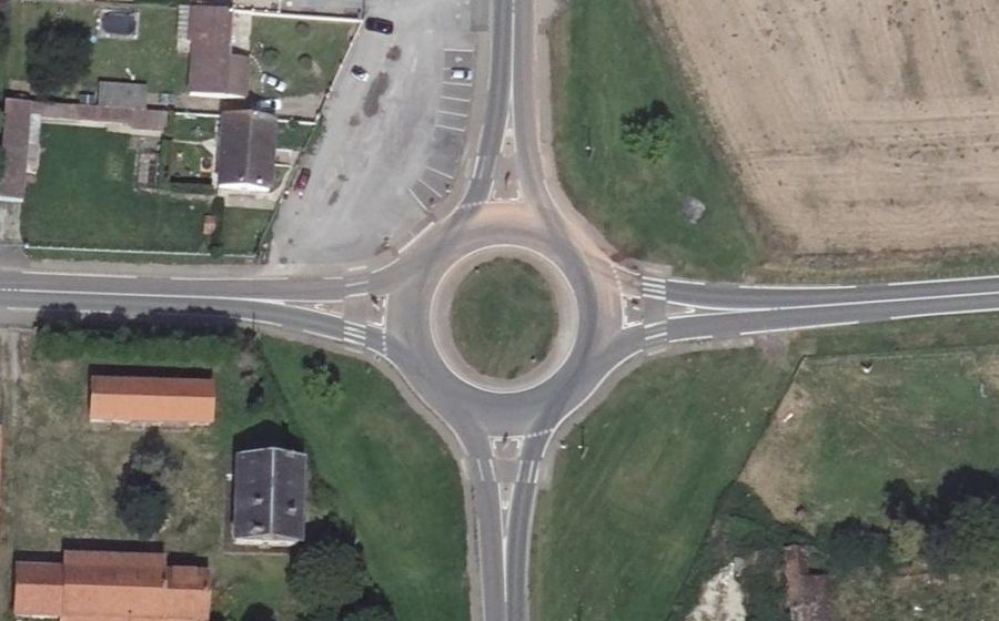 Vue aérienne du Rond-point anonyme n°52172630