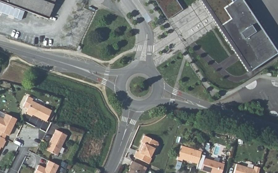 Vue aérienne du Rond-point anonyme n°52173171