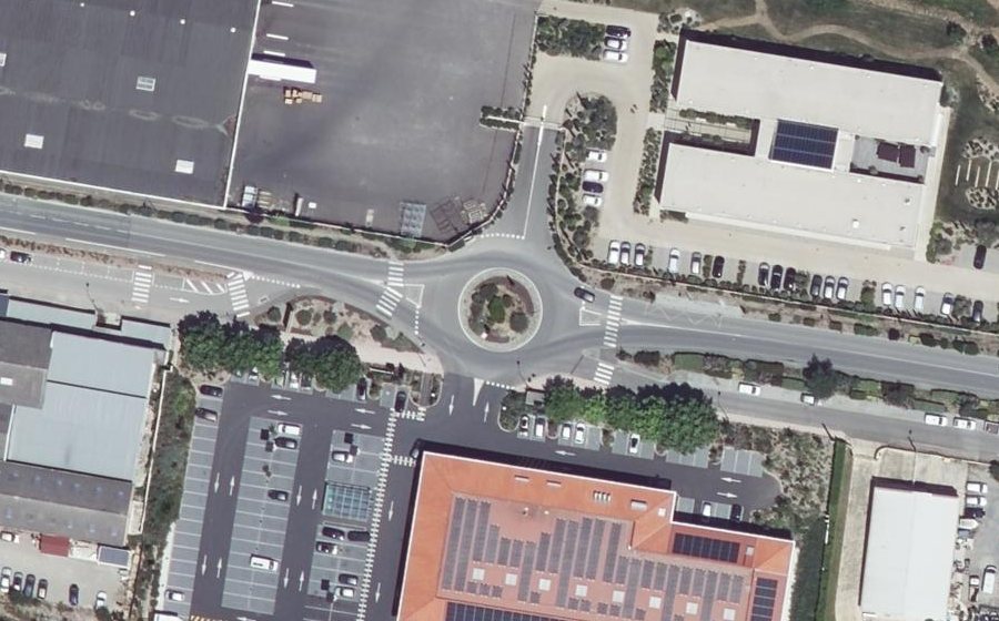 Vue aérienne du Rond-point anonyme n°52254726