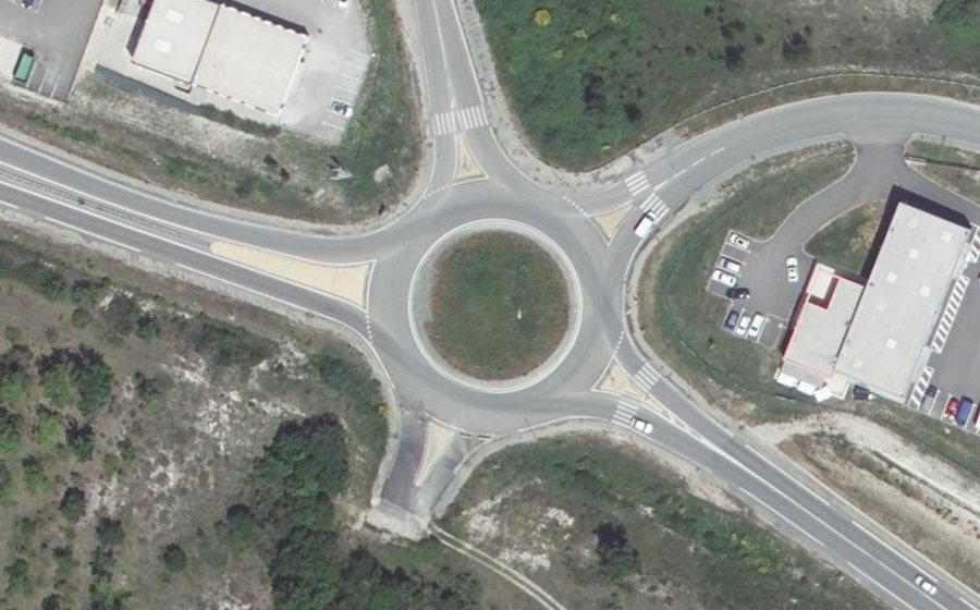 Vue aérienne du Rond-point anonyme n°522828349