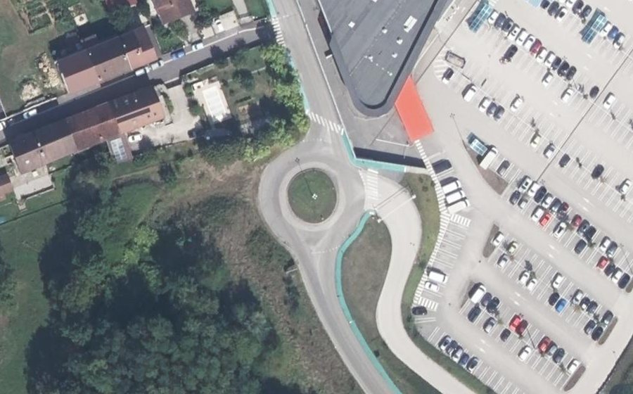 Vue aérienne du Rond-point anonyme n°52304505