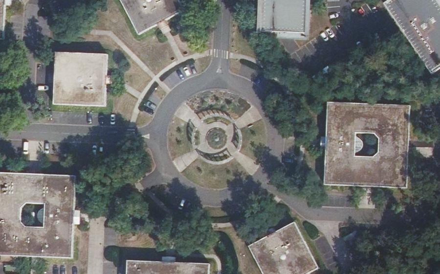 Vue aérienne du Rond-point anonyme n°52347435