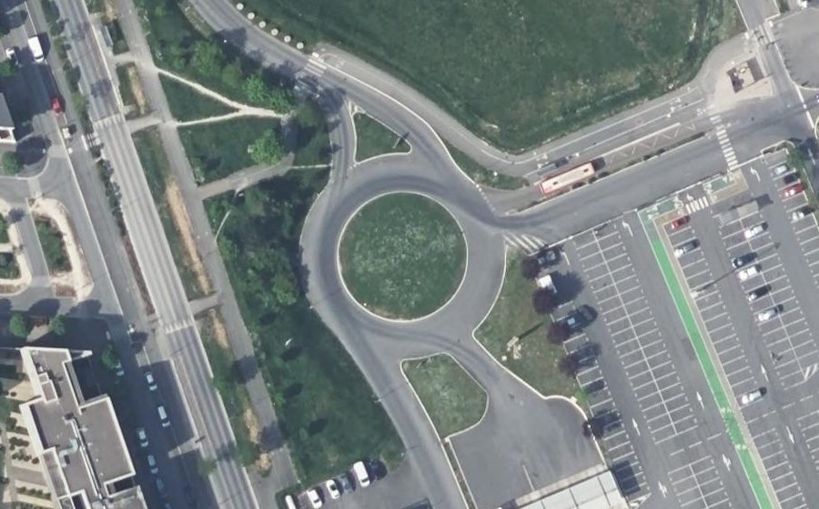Vue aérienne du Rond-point anonyme n°52364738