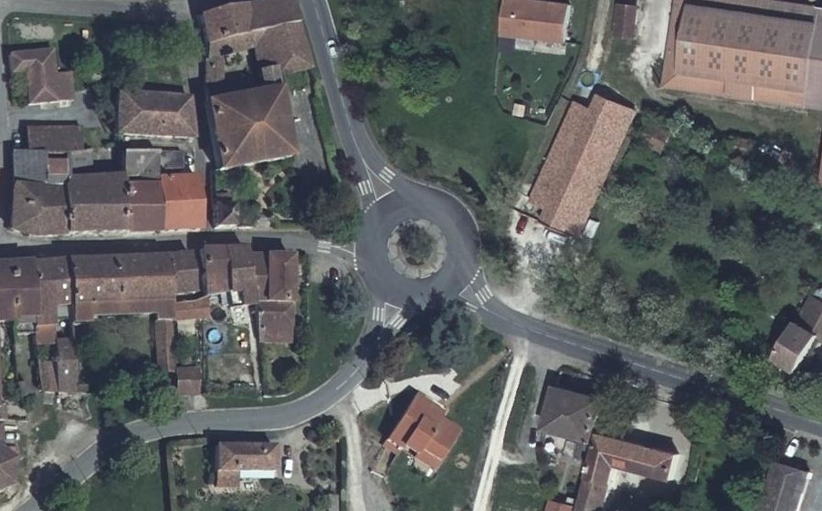 Vue aérienne du Rond-point anonyme n°523676520