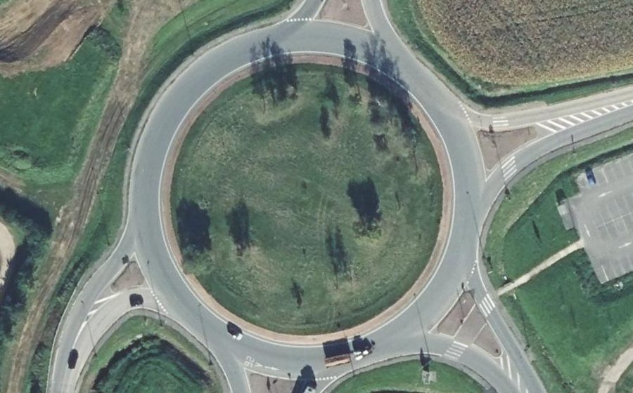 Vue aérienne du Rond-point anonyme n°52369786