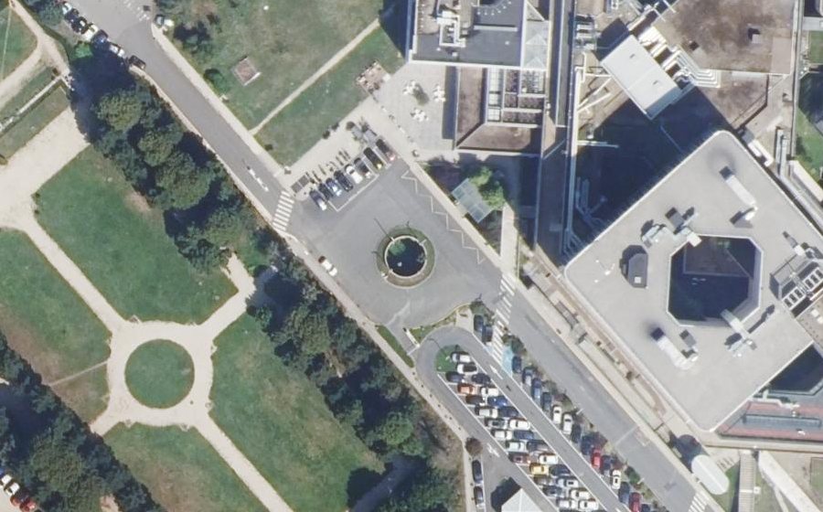 Vue aérienne du Rond-point anonyme n°52391430