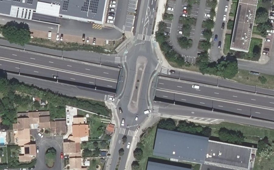 Vue aérienne du Rond-point anonyme n°52427679