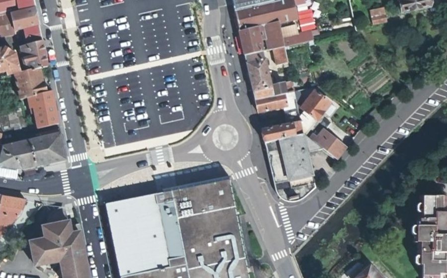 Vue aérienne du Rond-point anonyme n°524339842
