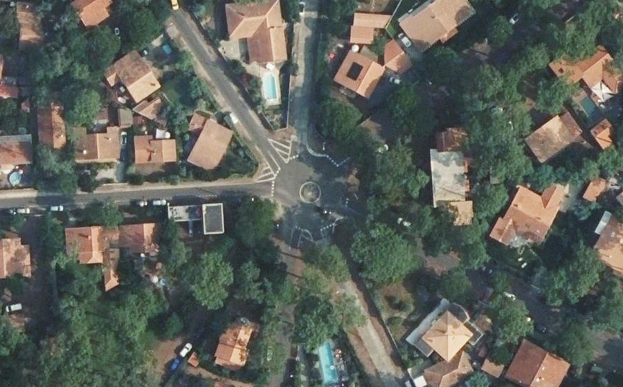 Vue aérienne du Rond-point anonyme n°524343701