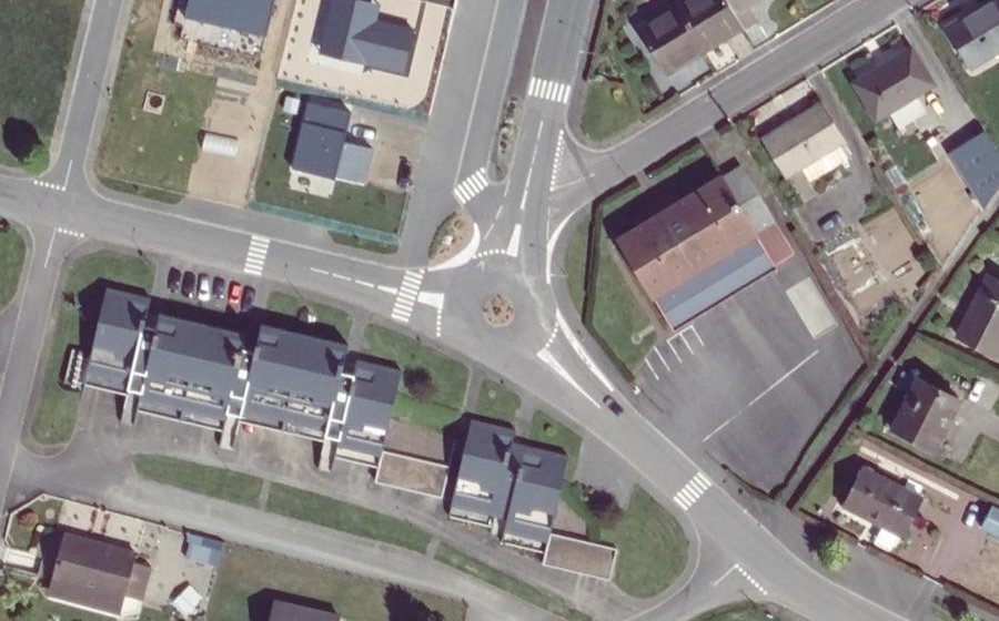 Vue aérienne du Rond-point anonyme n°52449565