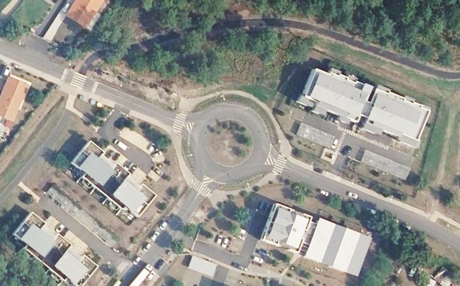 Vue aérienne du Rond-point anonyme n°524869203