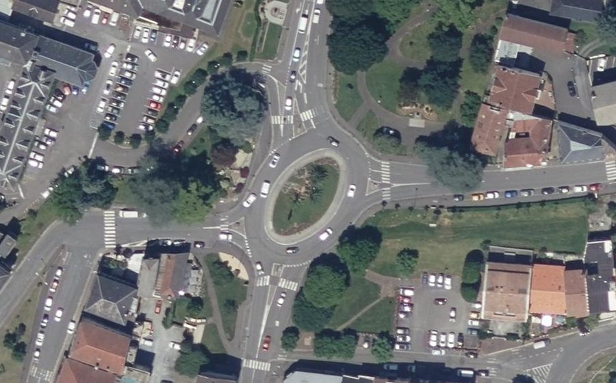 Vue aérienne du Rond-point anonyme n°52493256