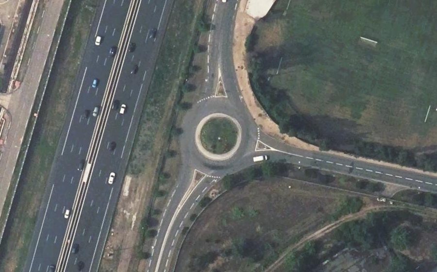 Vue aérienne du Rond-point anonyme n°52502455