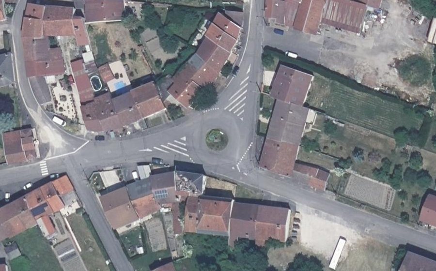 Vue aérienne du Rond-point anonyme n°525031559