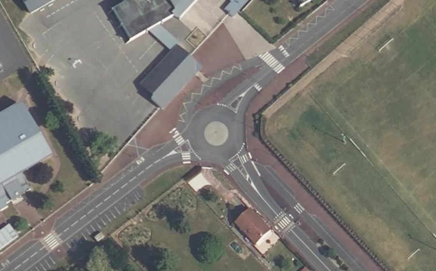 Vue aérienne du Rond-point anonyme n°525126033