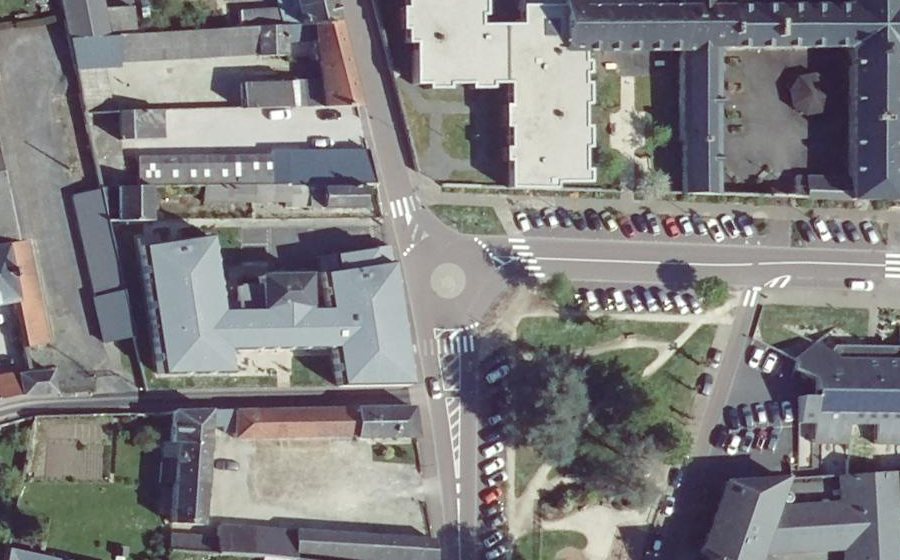 Vue aérienne du Rond-point anonyme n°525256303