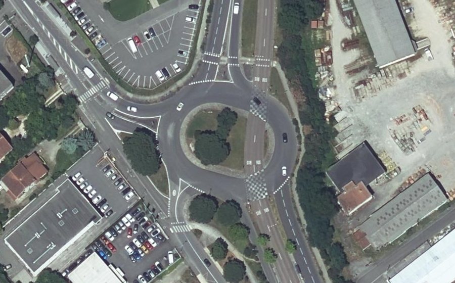 Vue aérienne du Rond-point anonyme n°525543607