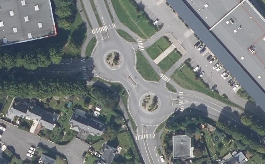 Vue aérienne du Rond-point anonyme n°525586459