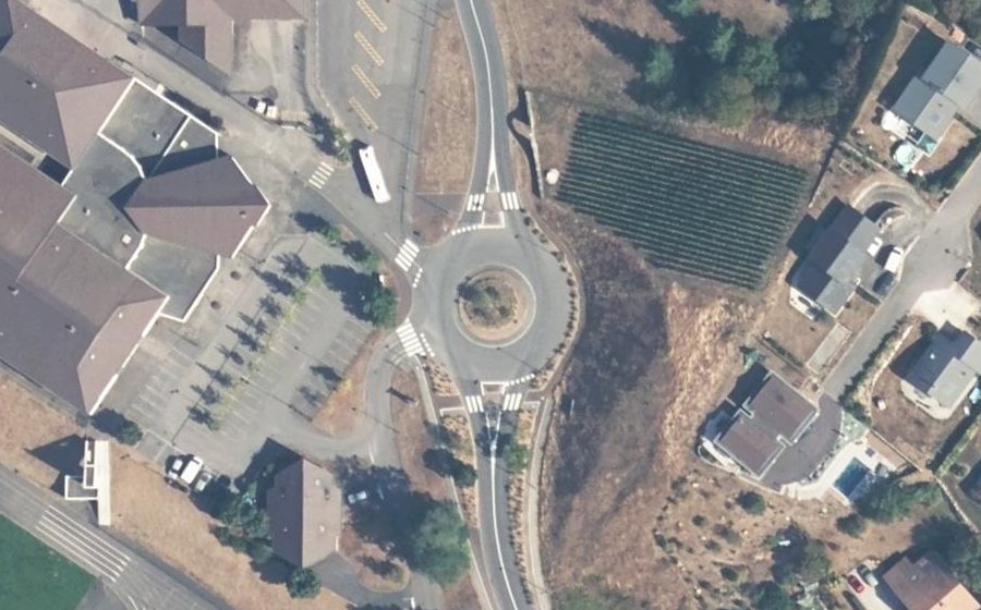 Vue aérienne du Rond-point anonyme n°525650196
