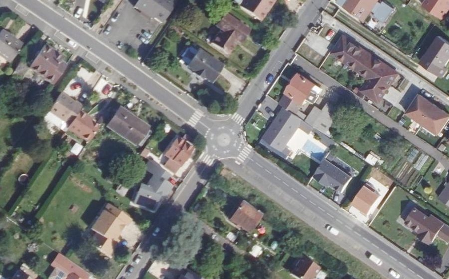 Vue aérienne du Rond-point anonyme n°525881393