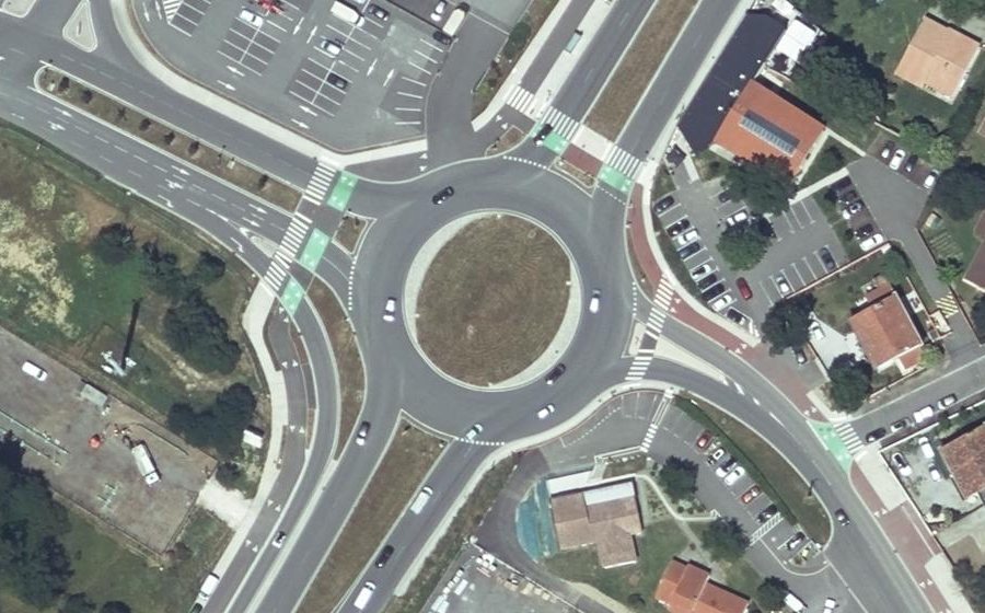 Vue aérienne du Rond-point anonyme n°526237821