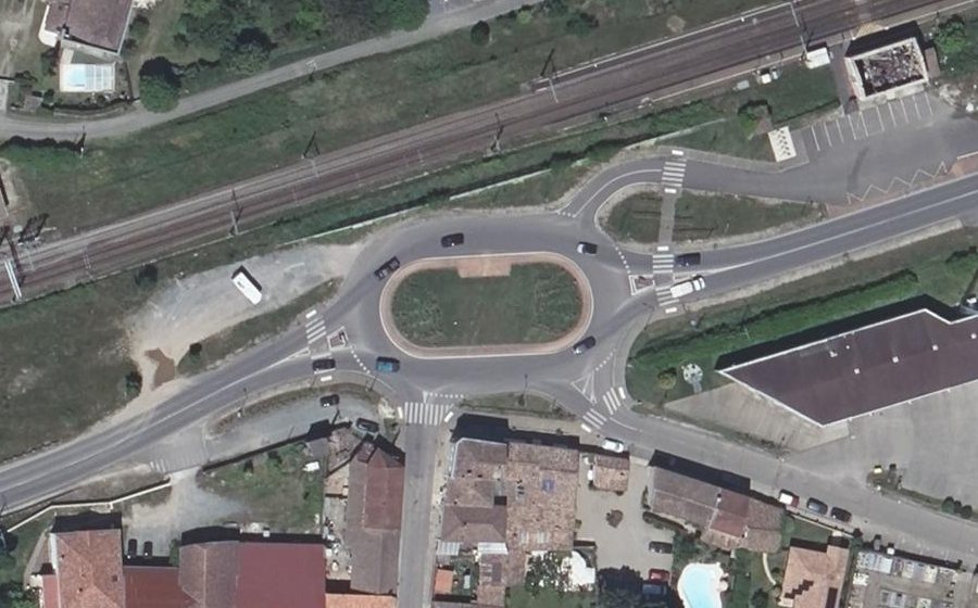 Vue aérienne du Rond-point anonyme n°526501206