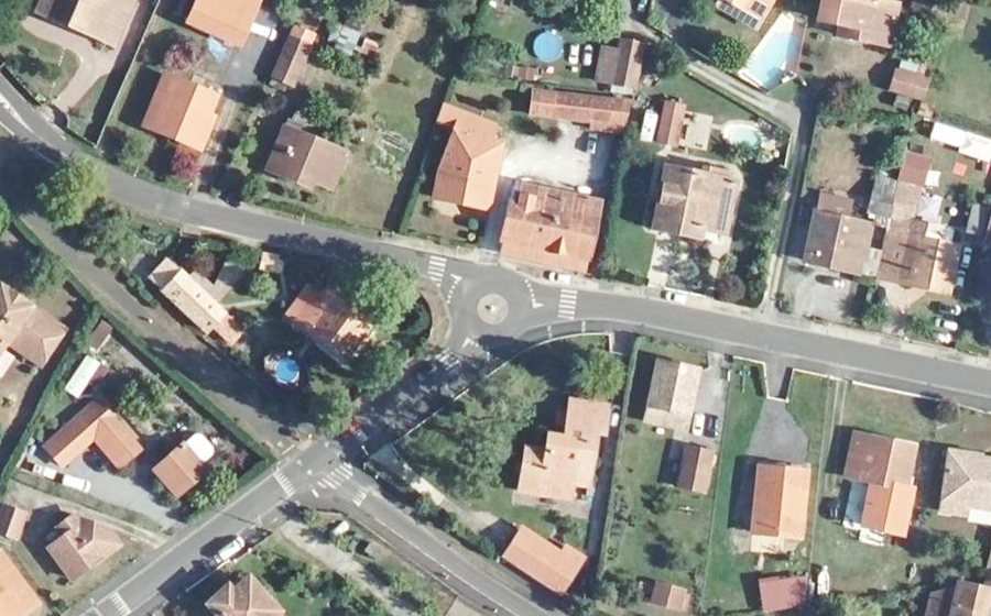 Vue aérienne du Rond-point anonyme n°526807612